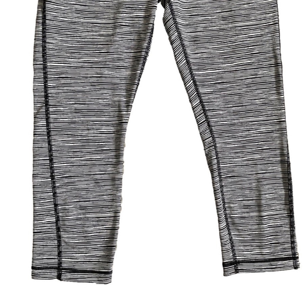 Athleta Ultimate Linear Lines Capri Size Small Black White Coin Pocket Stretch - Picture 3 of 11